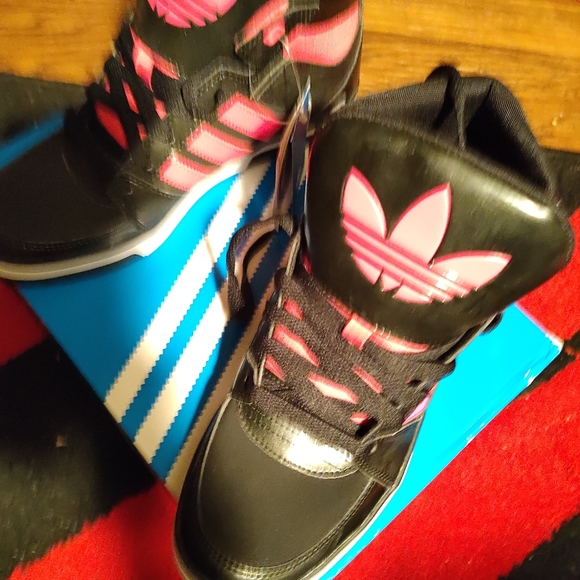 Adidas womens black, pink, and white new with tags. Size 7 - Picture 5 of 8
